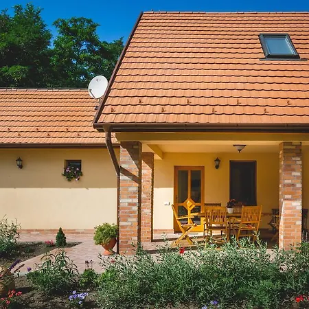 Mezes Vendeghaz Es Apiterapias Koezpont 4*